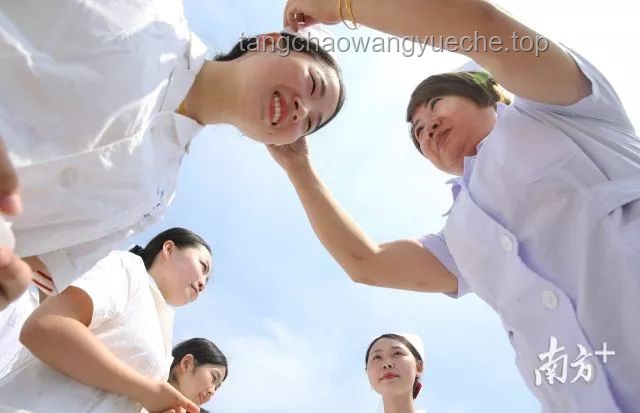 已护考10年女警为女儿护考：传承与责任的力量